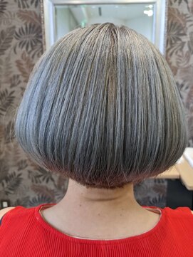 ビューティーセラーバイハリウッド(BEAUTY CELLAR BY HOLLYWOOD) 大人女性のかっこいい白髪ぼかしボブ