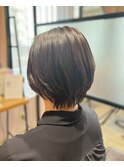 すっきりシルエットの大人ショートスタイル