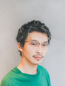 ニーイチイチ(211) スパイキーショート/ニュアンスパーマ/ハイトーンカラー