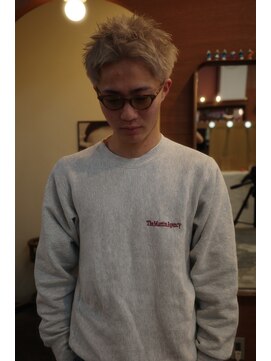 エディ(Edy) スパイキーショート刈り上げ抜きっぱなしブロンド眉毛カット