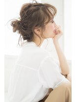 ケアシンサイバシ(CARE shinsaibashi) 低めのお団子に後れ毛でルーズにアレンジヘア