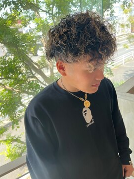 ポルム パプリカ(polum paprika) メンズパーマ刈り上げ10代20代人気スタイルブラックゴールド