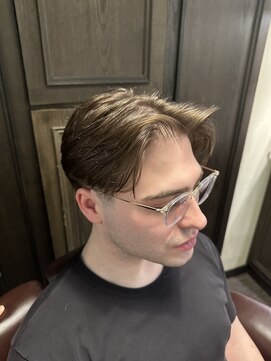 バレス 田町(BALES) センター分けテーパーフェード