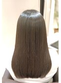 ナチュラルストレートのロングヘアスタイル