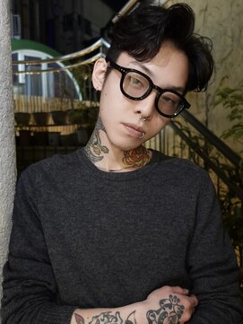 ノラ シブヤ(NORA) テーパーフェード黒髪大人ヘアビジネスヘア短髪センターパート