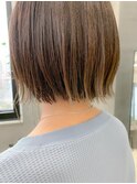 切りっぱなしボブ、オリーブベージュ、前下がりボブ、イルミナ