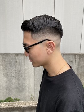 ウェルネス(Wellness) サイドパートスキンフェードカットメンズスタイル