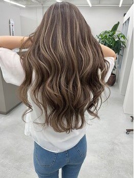 白髪も綺麗にぼかせるTimmyのオリジナルハイライト★根元が伸びても気にならないバレイヤージュも◎