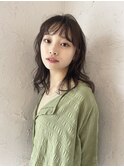 セミロング×ダークトーン×ゆるウェーブ