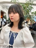 鎖骨ミディアムくびれ外ハネセミディオリーブグレージュ