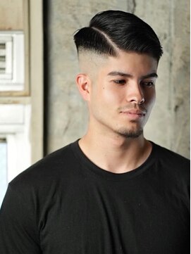 ダグラス トゥーバック 大垣(Douglas TWO BACKS) 【スキンフェード】王道7:3バーバースタイル