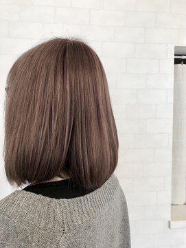 ヒッピーヘアー(Hippie Hair) ブリーチありのパールアッシュ