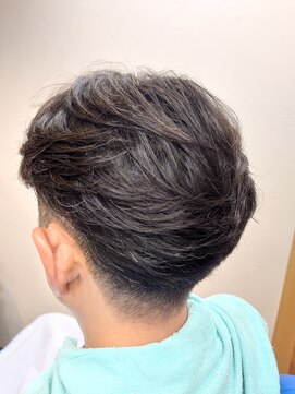 ヴェルデ シンバシ(VERDE SHINBASHI) センターパート ト ツーブロック バーバーグレイヘアーフェード