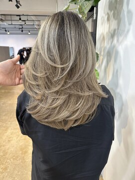 メリー オオサカ(Merly Osaka) レイヤースタイルに合うバレイヤージュカラー_white greige_