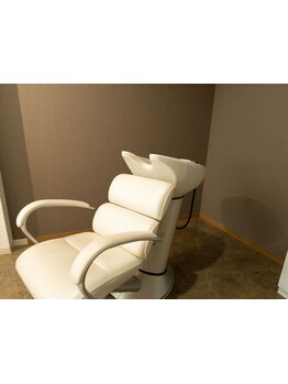 ダメージを最小限に抑えながら、自然な仕上がりを追求。