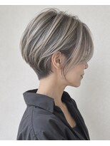 ウル(ulu)&nbsp;ハンサムショート　白髪ぼかしハイライト　ショート　名東区