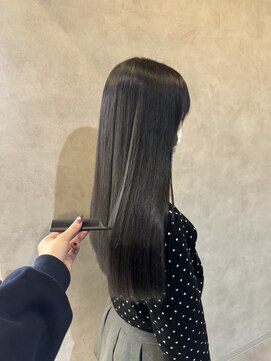 ウタリ(utari) 真っ黒すぎない透ける髪色【難波 桜川/髪質改善】