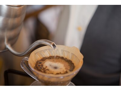 併設のカフェスタンドで世界中のコーヒーやフードも是非。