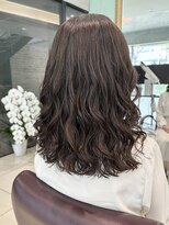 アメリ バイ アピッシュ(Amelie by apish)&nbsp;コテ巻き風パーマしっかり目　前髪なし　30代　新デジタルパーマ