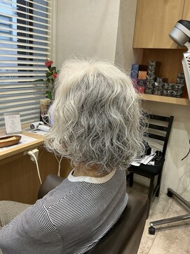ウイバイファースト(u'i by first) シルバーヘアー パーマスタイル