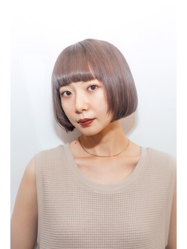 シカ(sica) ミルクティーベースのくちびるラインのミニボブスタイル。