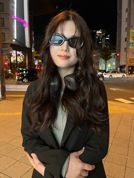シキ(SIKI) シンプルな服装でも際立つヘアスタイル