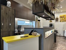 リンク(Linc.)の雰囲気（受付のお花もリニューアル！明るい店内で癒されてください）