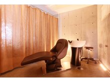 アンベリール(Ambellir)の雰囲気（フルフラットのシャンプー台で癒しのひとときを。）