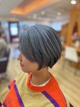初めてのグレイカラーもお任せ下さい♪大人女性の魅力を引き出す色味と艶感で、もっと若々しい印象に。