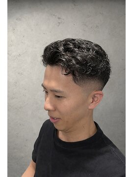 ワンワンオー バーバーショップ 長浜店(@110 BARBER SHOP) サイドパート × スキンフェード