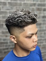 スパーブ 木之庄店(Superb)&nbsp;スキンフェード、極道パーマ、ホワイトメッシュ