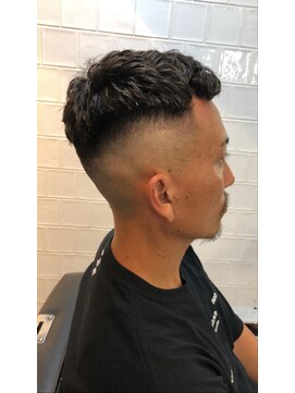 メリケンバーバーショップ フクオカ(MERICAN BARBERSHOP FUK) かき上げヘアショートレイアーくせ毛風パーマコンマヘア55