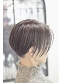 丸みのあるシルエットで女性らしさを引き立てた大人ショート