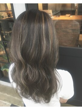 オリ(oli) 外国人風抜きっぱなしハイライト × グレイッシュカラー