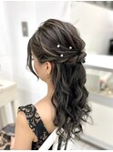 細かめ巻き髪のハーフアップ