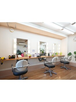 お客様それぞれの髪の状態を、髪1本1本チェックし、理想のスタイルを叶えます。お気軽にご相談下さい♪