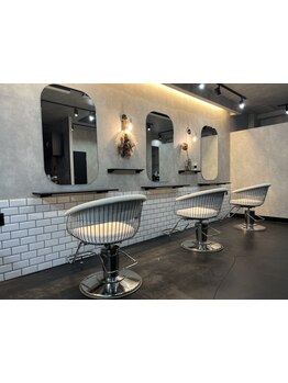 ≪観葉植物が映えるシックな隠れ家≫高い技術力はもちろん、居心地の良さにもとことんこだわったサロンです