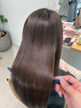 ファムバイアヴァンス(Femme by AVANCE.) アッシュブラウン系カラー×艶ストレート