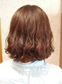 ルシア(Rucia)&nbsp;パーマを生かした柔らかボブ。ピンク系の色で、ツヤ感アップ。