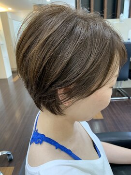 カルムアリエ(CALME allier) うなじ、顎ライン、骨格をみて合わせていきます