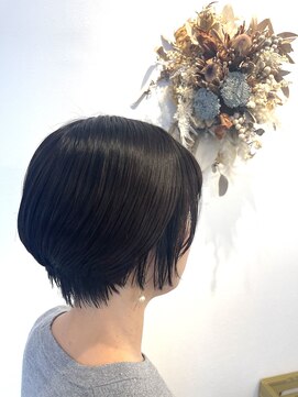 ミト(mito) 明るい白髪染め×前下がりショートボブ