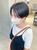テトヘアー(teto hair) ハンサムショート、暗髪、センターパート、中性ショート