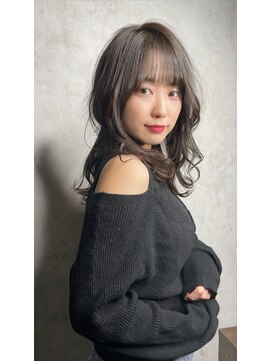 ロジ イン トゥバレー(LOWG in TOWVALLEY) ナチュラル外ハネミディ