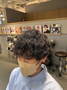 ウノプリールヴァモス(unopulir Vamos) 前下がりメンズマッシュ刈り上げツーブロックパーマヘア