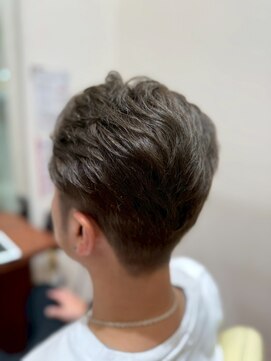 美容室ヒラトヤ 都南店 大人の爽やかアップバング×グレイカラーすっきりフェードカット