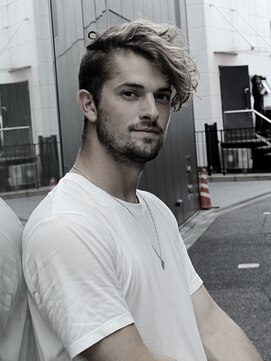 ジジバイワースホワイル(jiji by WORTH WHILE) 刈り上げセンターパートサーフカールフェザーパーママレットヘア