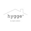 ヒュッゲプラス(hygge+)のお店ロゴ