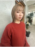 ショートレイヤー×ブリーチカラーベージュ
