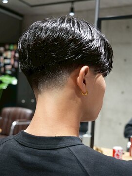 メッツ 原宿(METS) MEN'S/黒髪センターパート×フェード/短髪/ビジネスヘア