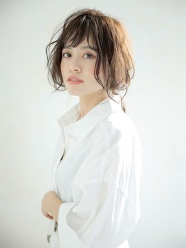 モンドエメラルド(mondo Emerald) ふわっと揺れる毛先が女性らしい